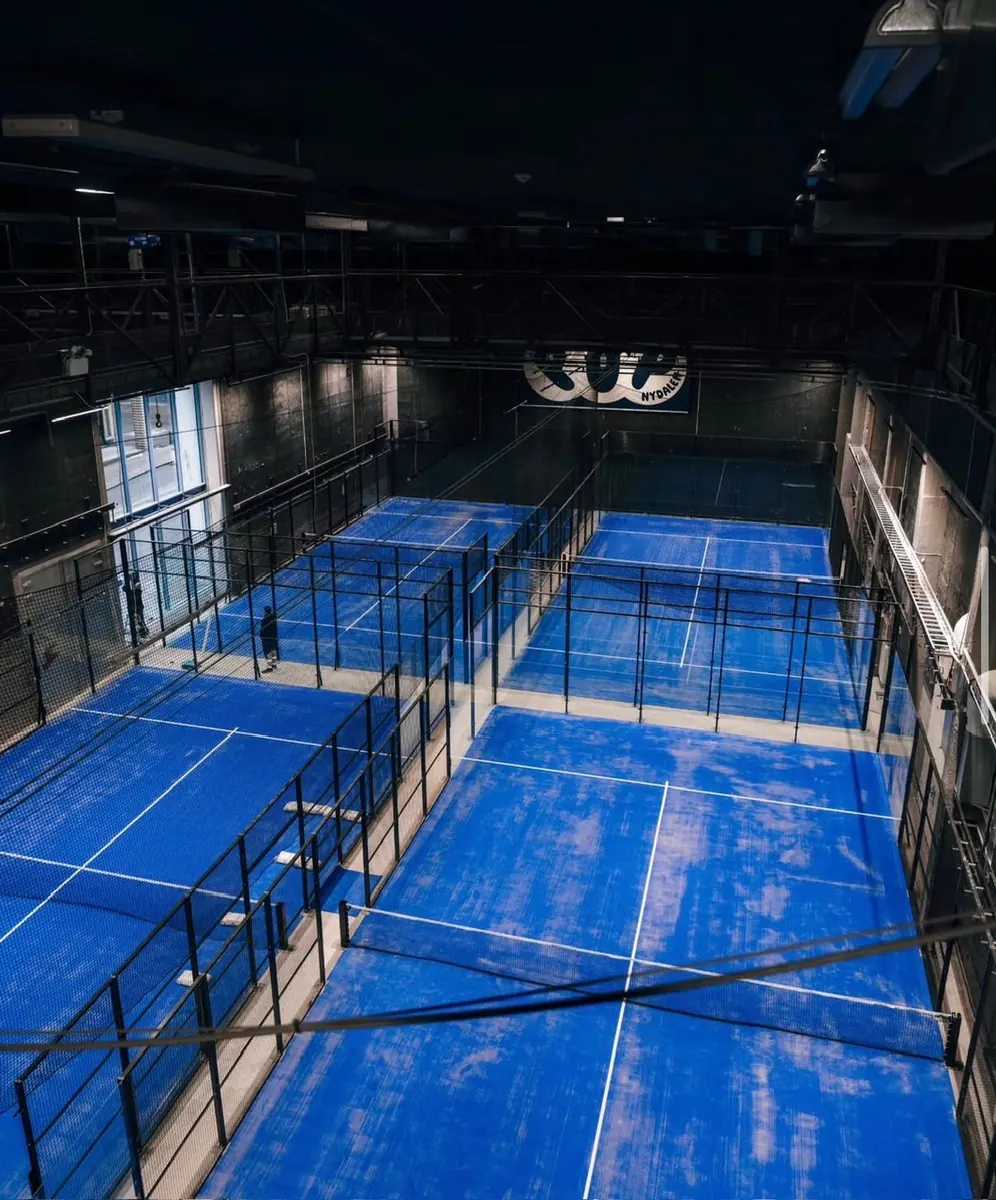 Padelbanene sett ovenfra i en stor hall